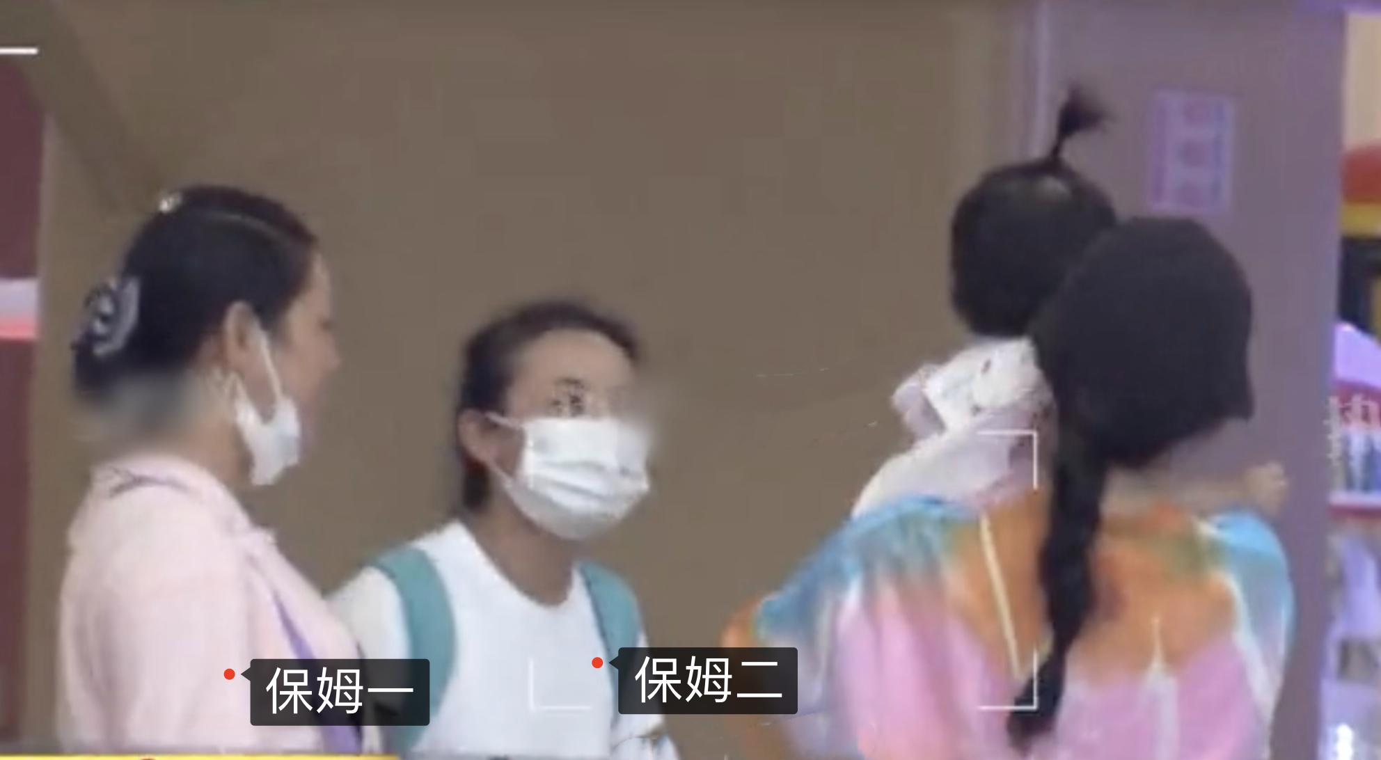 张杰谢娜近期全家福,张杰谢娜带着双胞胎女儿逛商场