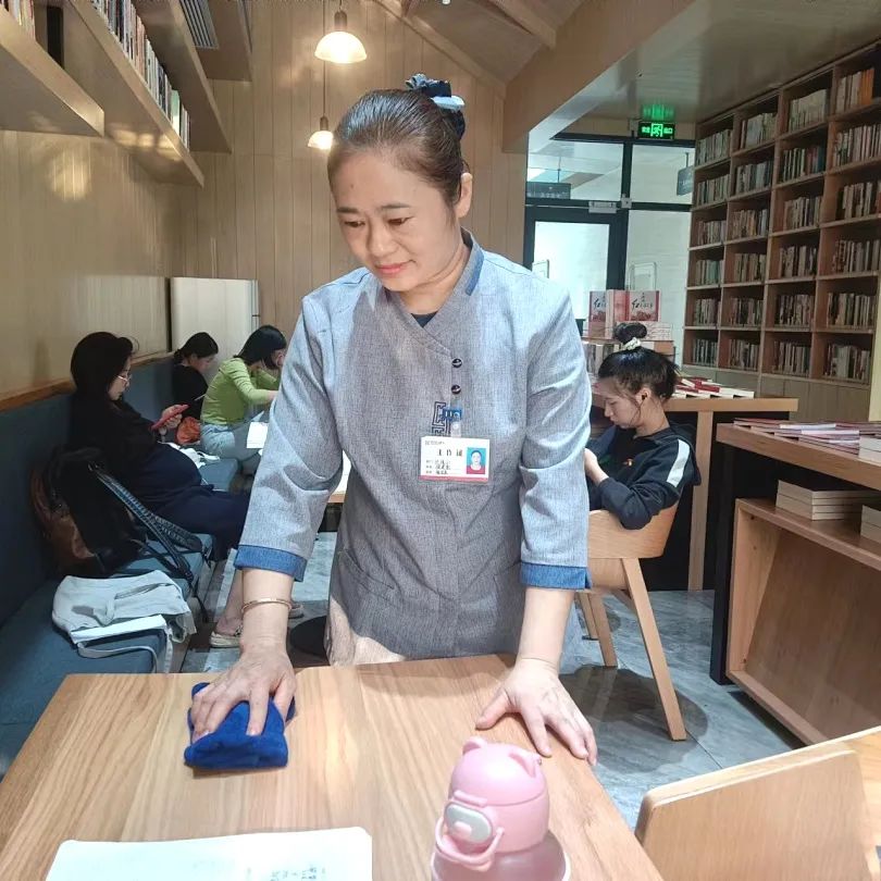 在书屋岗位体验过程怎么写,在书店工作都要干什么