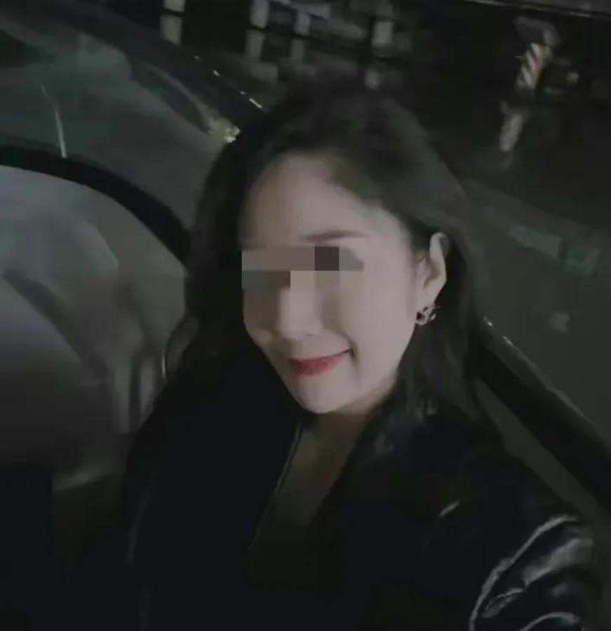 花店老板娘8分25秒不雅视频，逼小男友分手，自己却“死守”老公