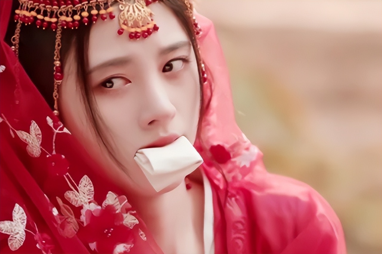 头顶“四千年美女”光环，靠颜值出圈，总有一些迷惑行为让人不解