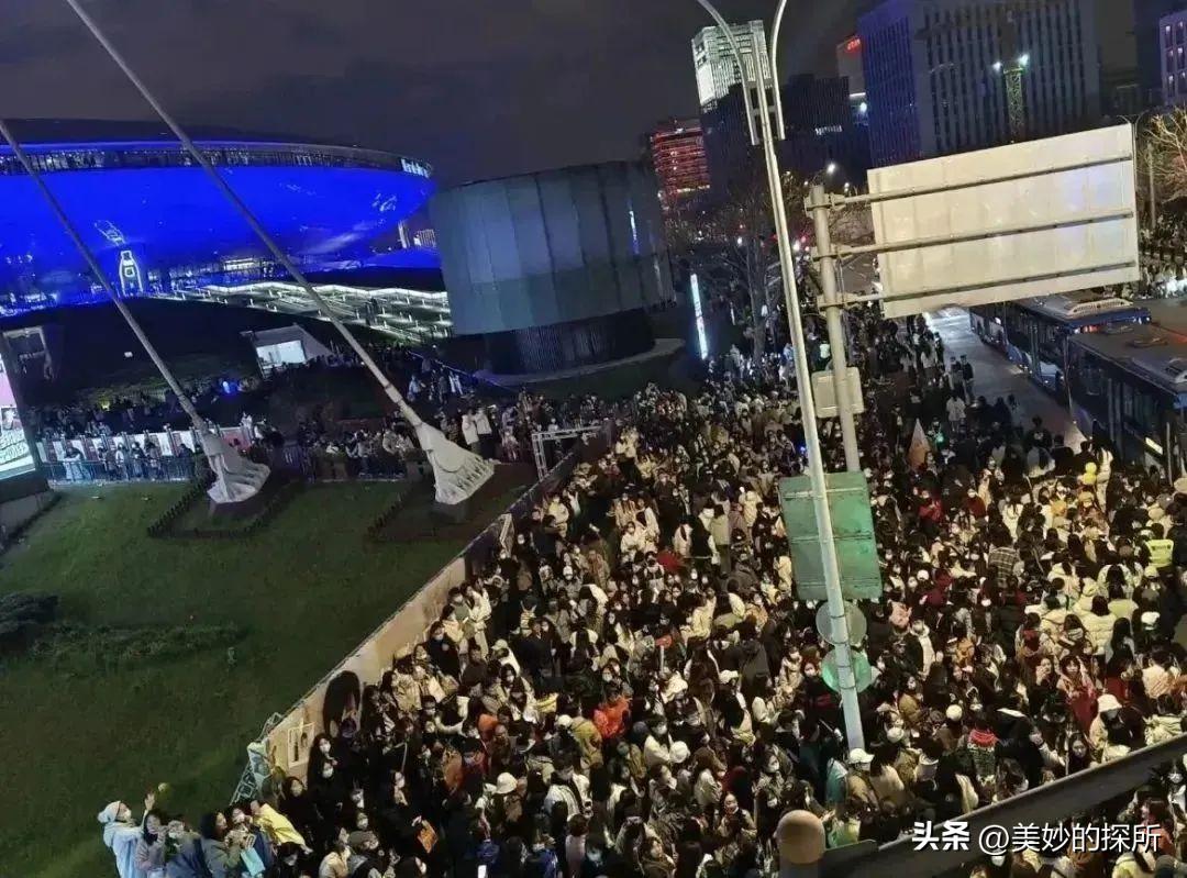 上万人上海深夜露宿街头,上万人深夜露宿街头