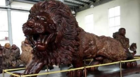 根雕雄狮三百万拒买照片,广西男子雕出15米雄狮