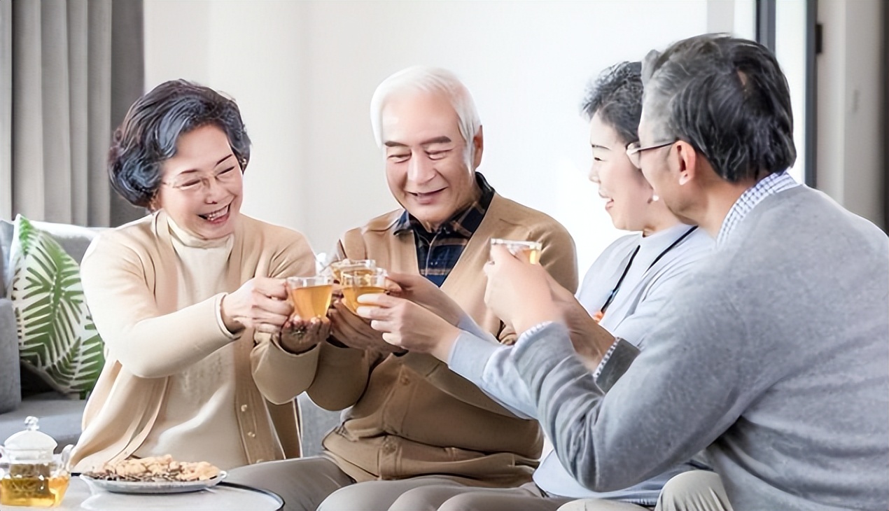 百岁老人再聚首，不显摆烟酒、儿女，却晒“平价茶”？茶友：识货