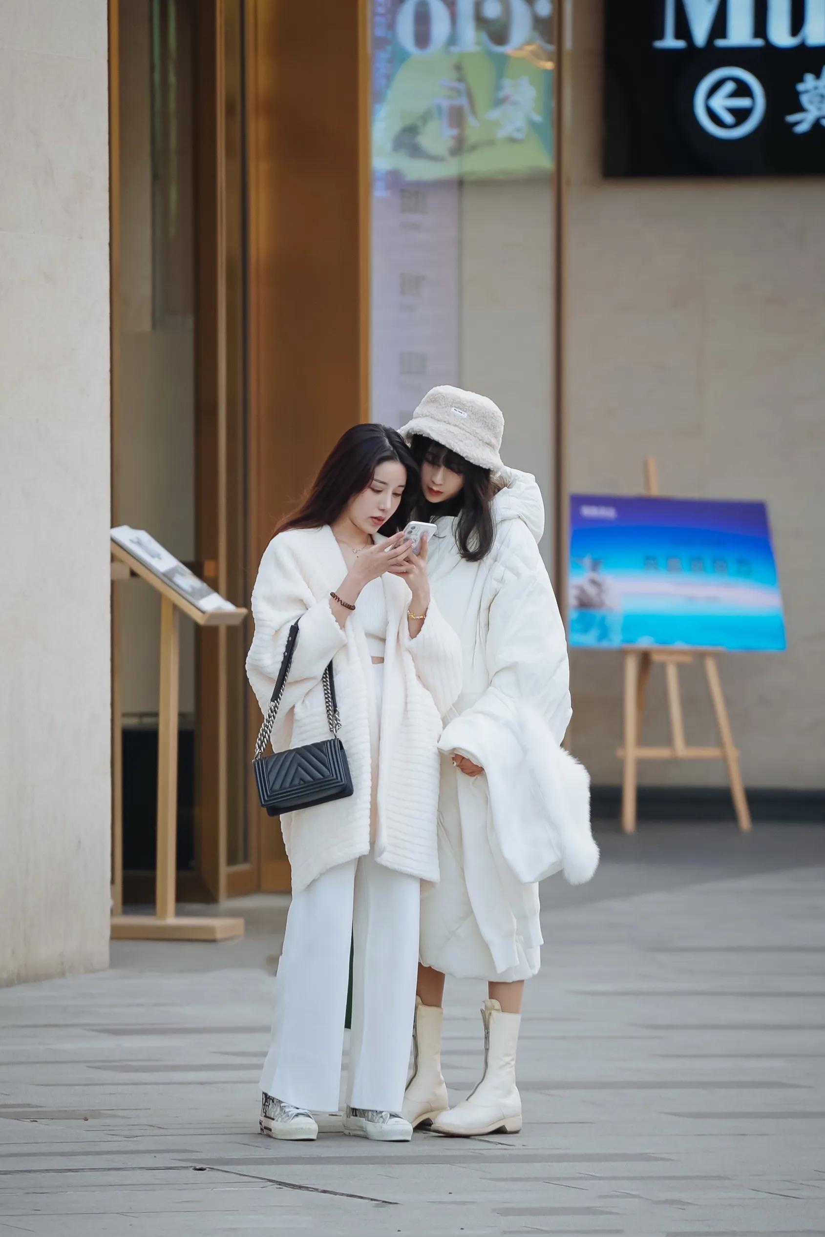 街拍闺蜜同款包,夏天背的大牌包包街拍