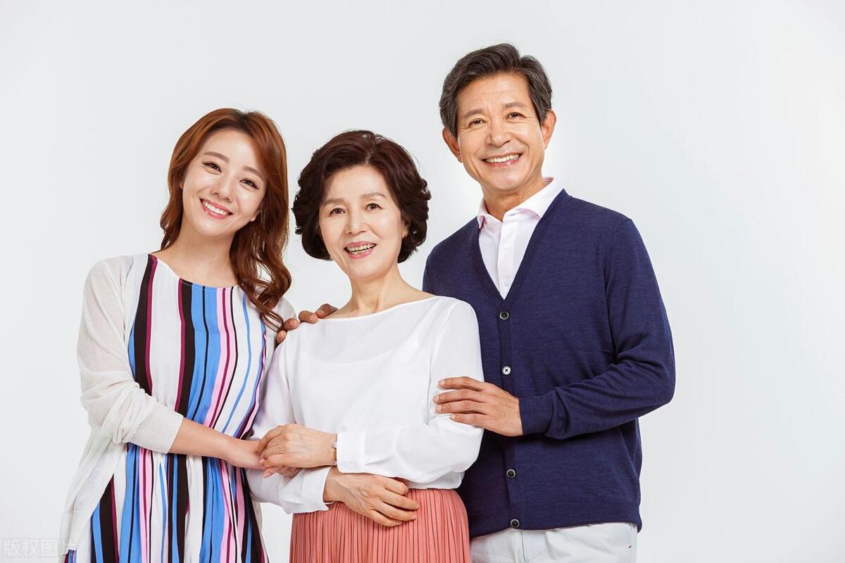 每月给母亲一千，探亲时却看见弟弟在家，我不再给那么多钱