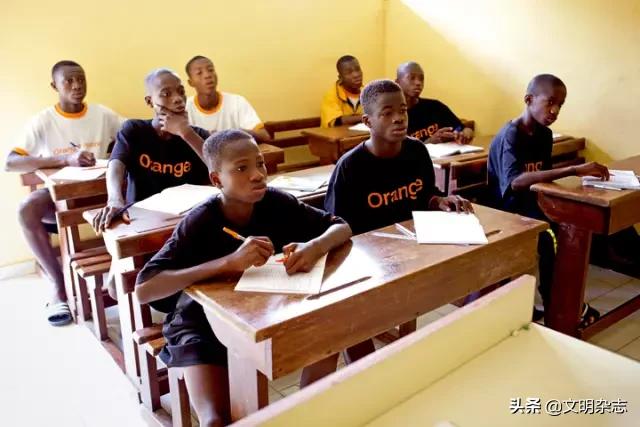 非洲足球少年：让梦想如绿草般顽强生长