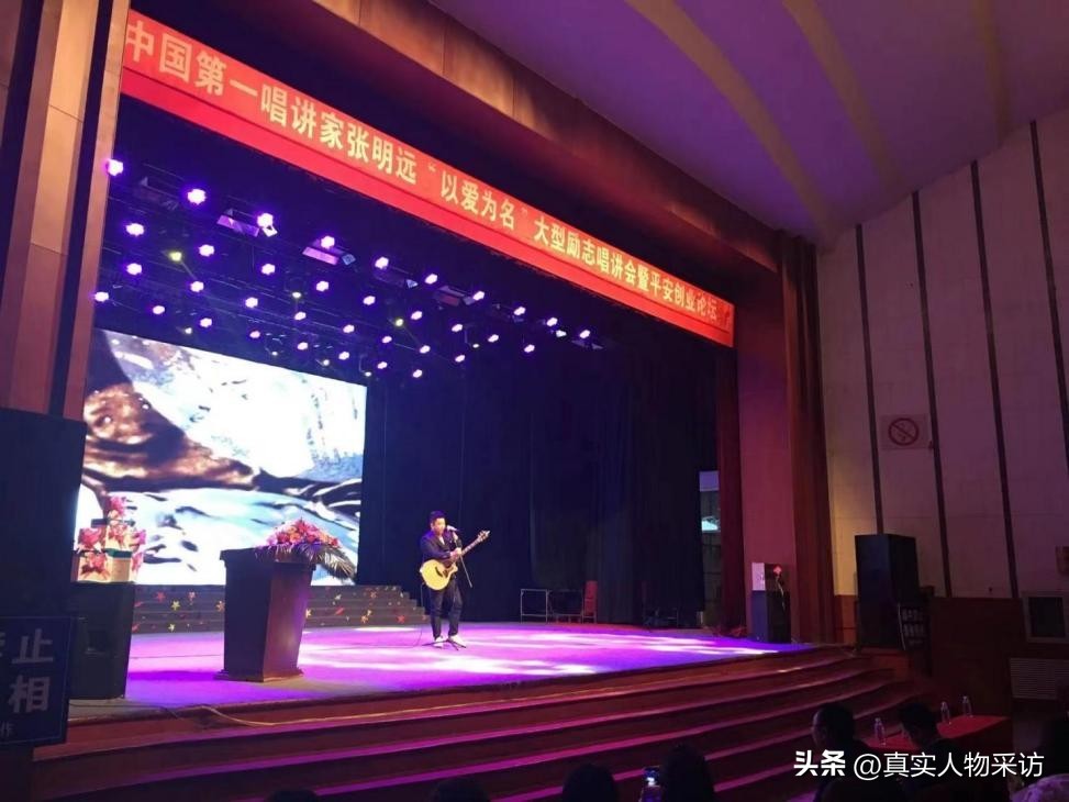 8090后的街头卖唱,13岁少年坚持7年陪父街头卖唱