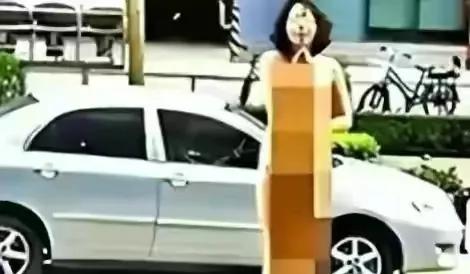 一名女子在广场上赤裸裸地走街上,引来众多群众的围观和猜疑