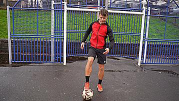 花式足球技巧之脚下转移大法,三个实用的花式足球技巧