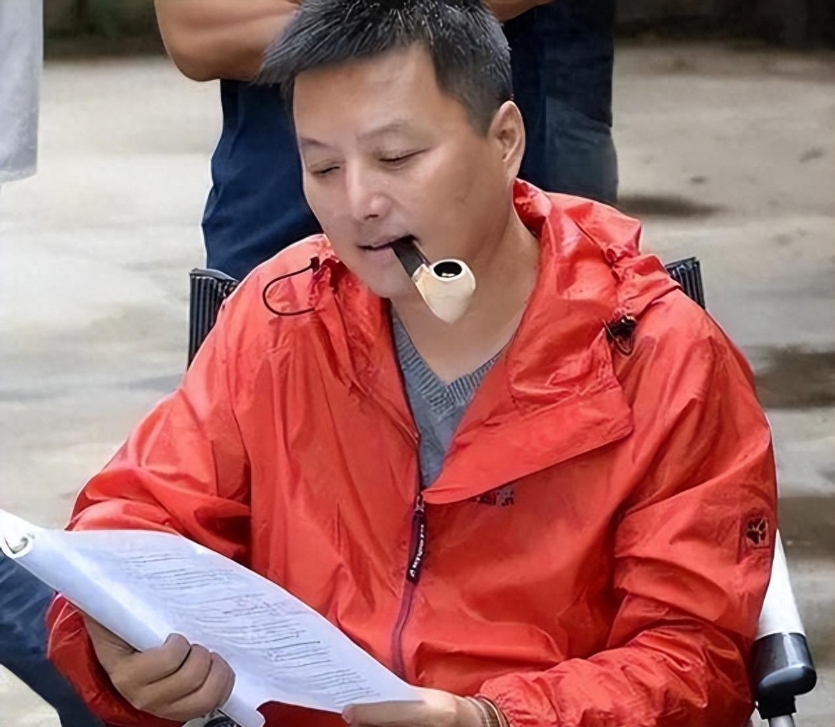 小宋佳：靠“吊带”上位，与已婚名导同居，42岁的她活的又酷又飒