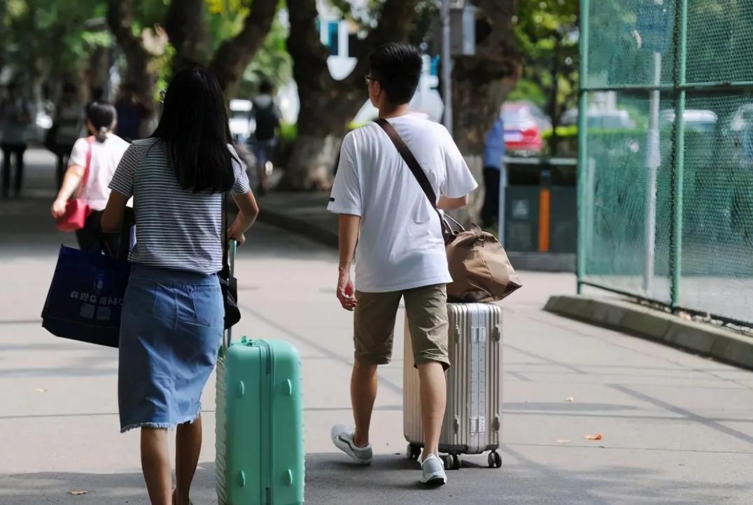 “哥哥结婚，我当新娘”，大学生国庆请假奇葩理由，导员无言以对