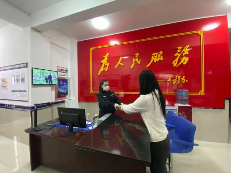 户政窗口中秋国庆服务群众,国庆期间户籍民警不打烊