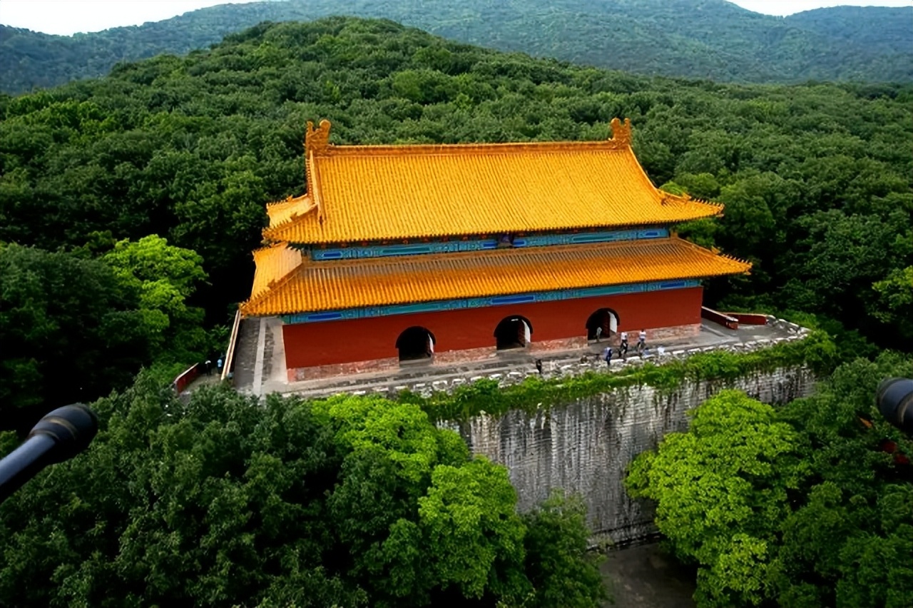 康熙明孝陵前祭拜朱元璋,朱元璋真的葬在明孝陵吗