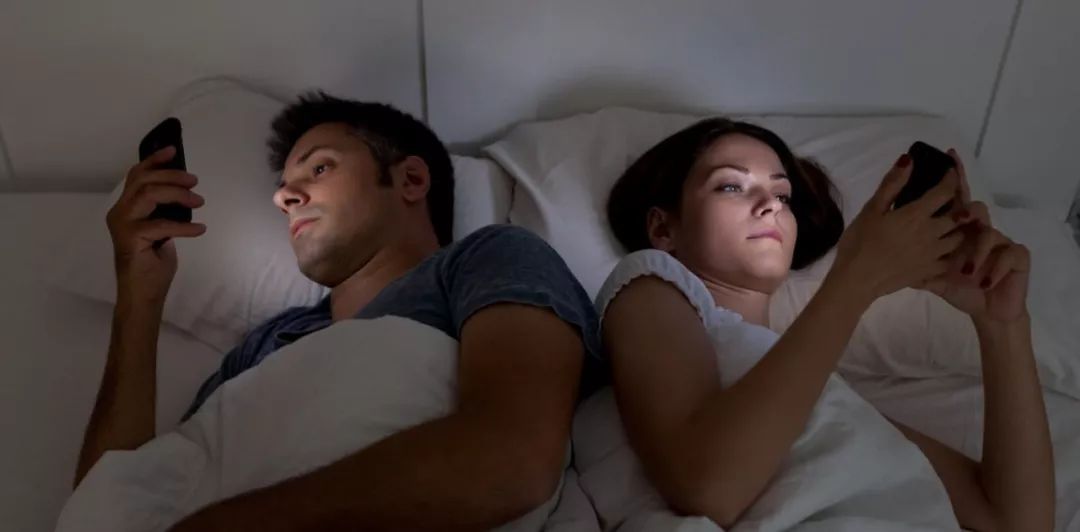 孕妇羊水少什么原因引起的,孕妇羊水少是什么原因引起