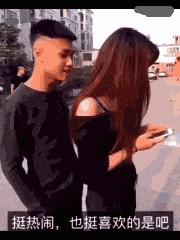 姑娘下次自拍的时候整理一下房间吧，你的秘密都被大家发现啦