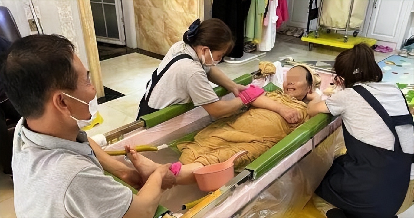 老人洗澡猝死警方提示,老人洗浴店泡澡猝死后续