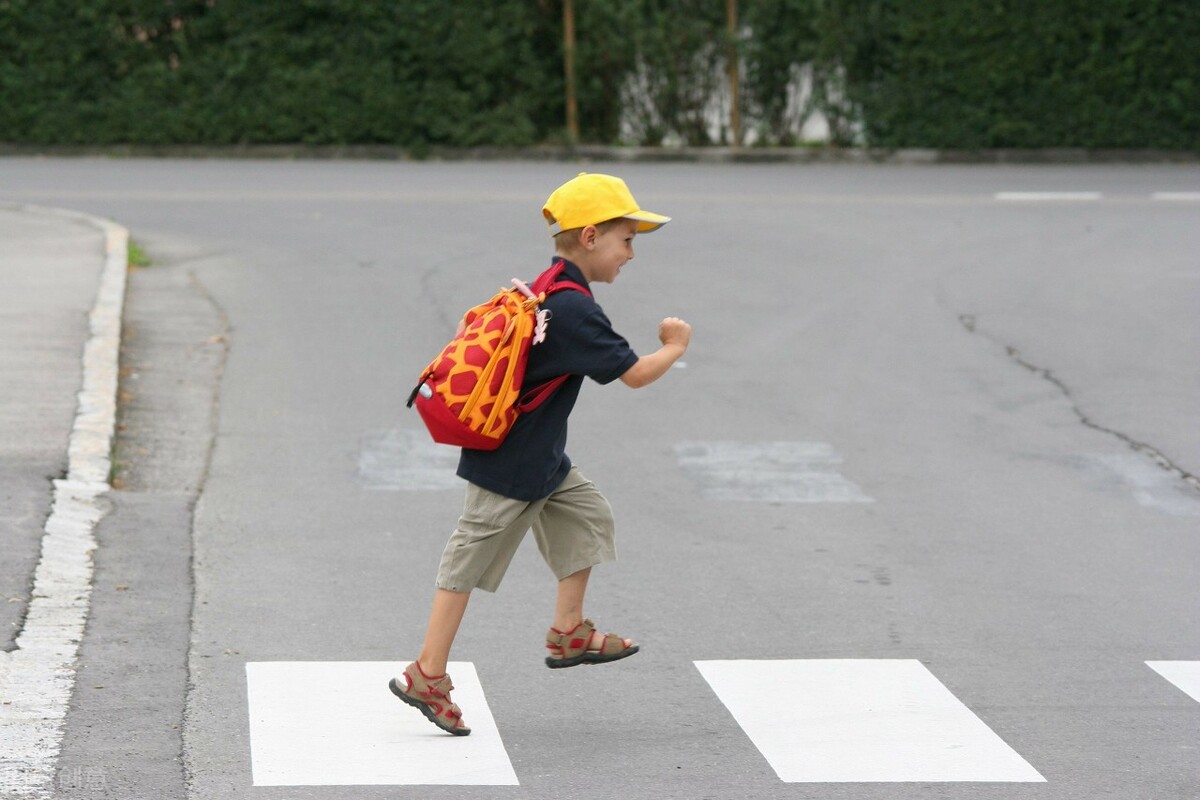 5岁男孩玩游戏输了哭,小孩玩扑克牌输了就挨打