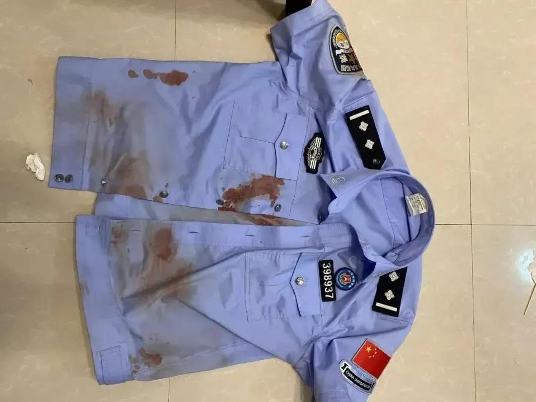 一件有故事的旧衣服,一件带血的警衣