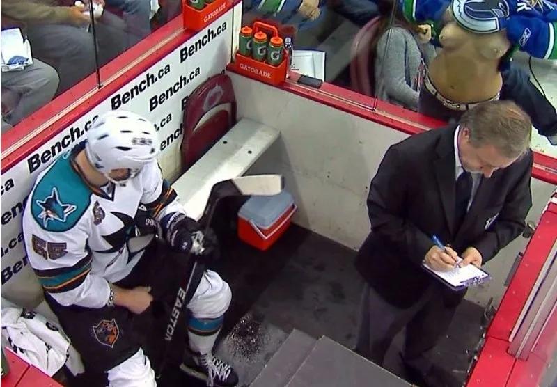 看完冰球比赛对冰球的了解,一文读懂李宁羽毛球拍