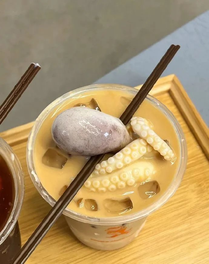 全网疯传的“章鱼拿铁”事件，正在恶心中国年轻人