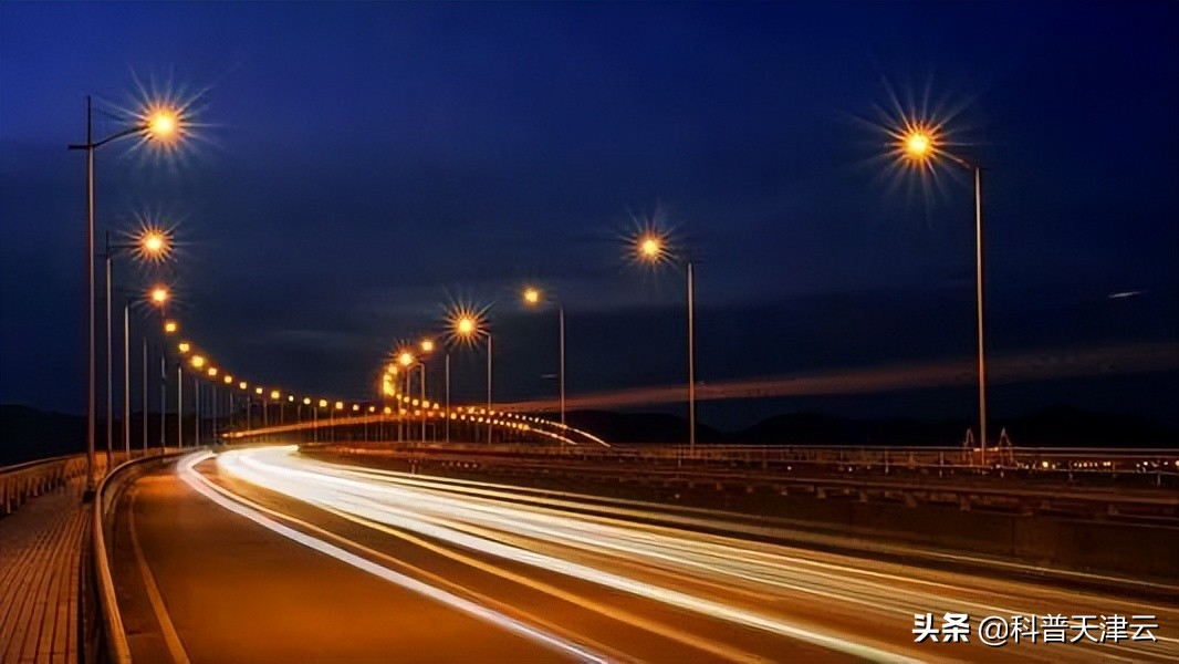 高速没有路灯,为什么高速没有路灯还很亮