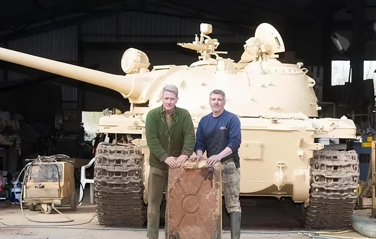 英国买坦克捡到金条,英国大叔买坦克