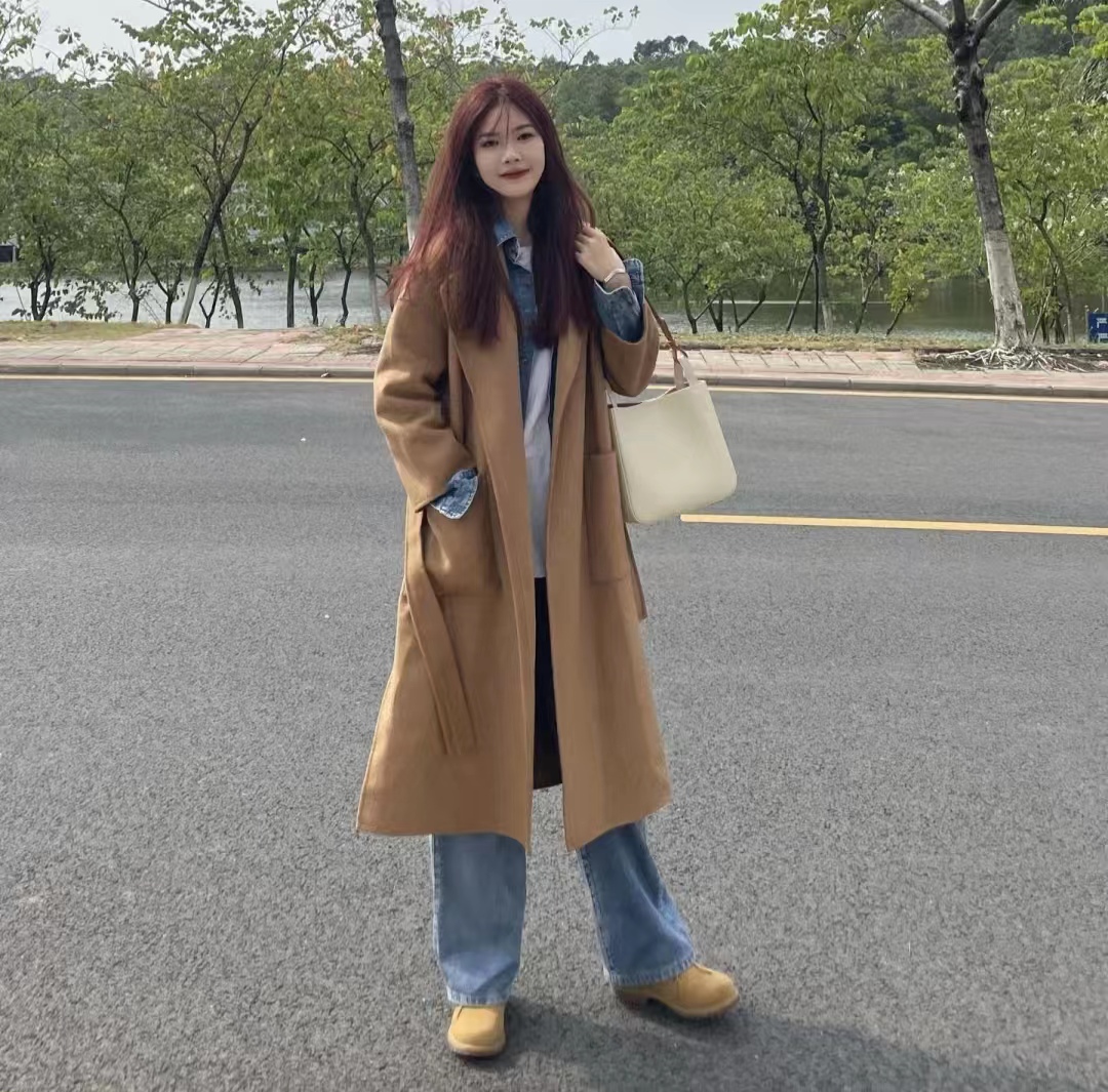 驼色大衣打底配什么颜色显高级,怎样选驼色大衣高级