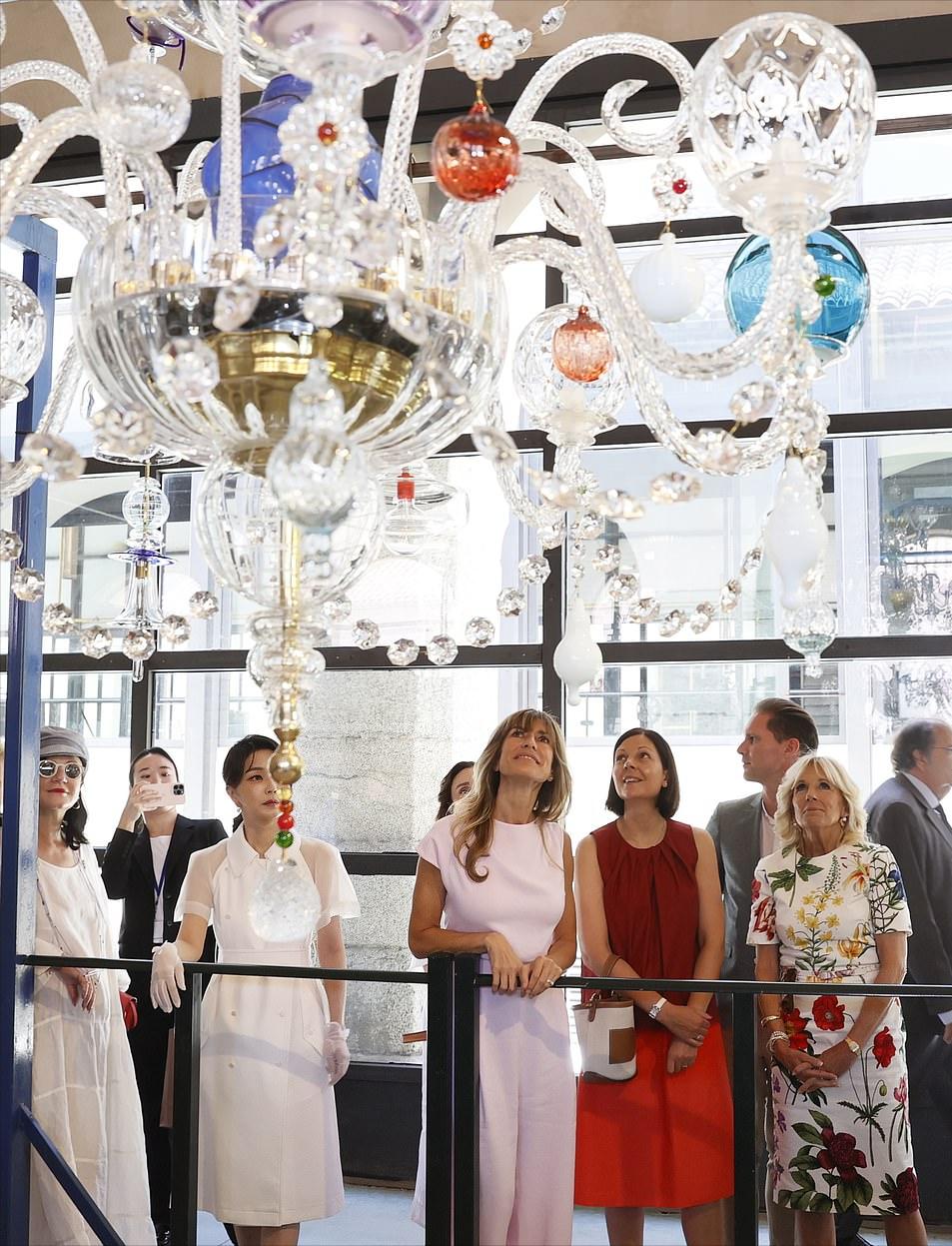 站在太太团角落的韩国夫人成小透明？换成绿裙风光了，女主脸太美