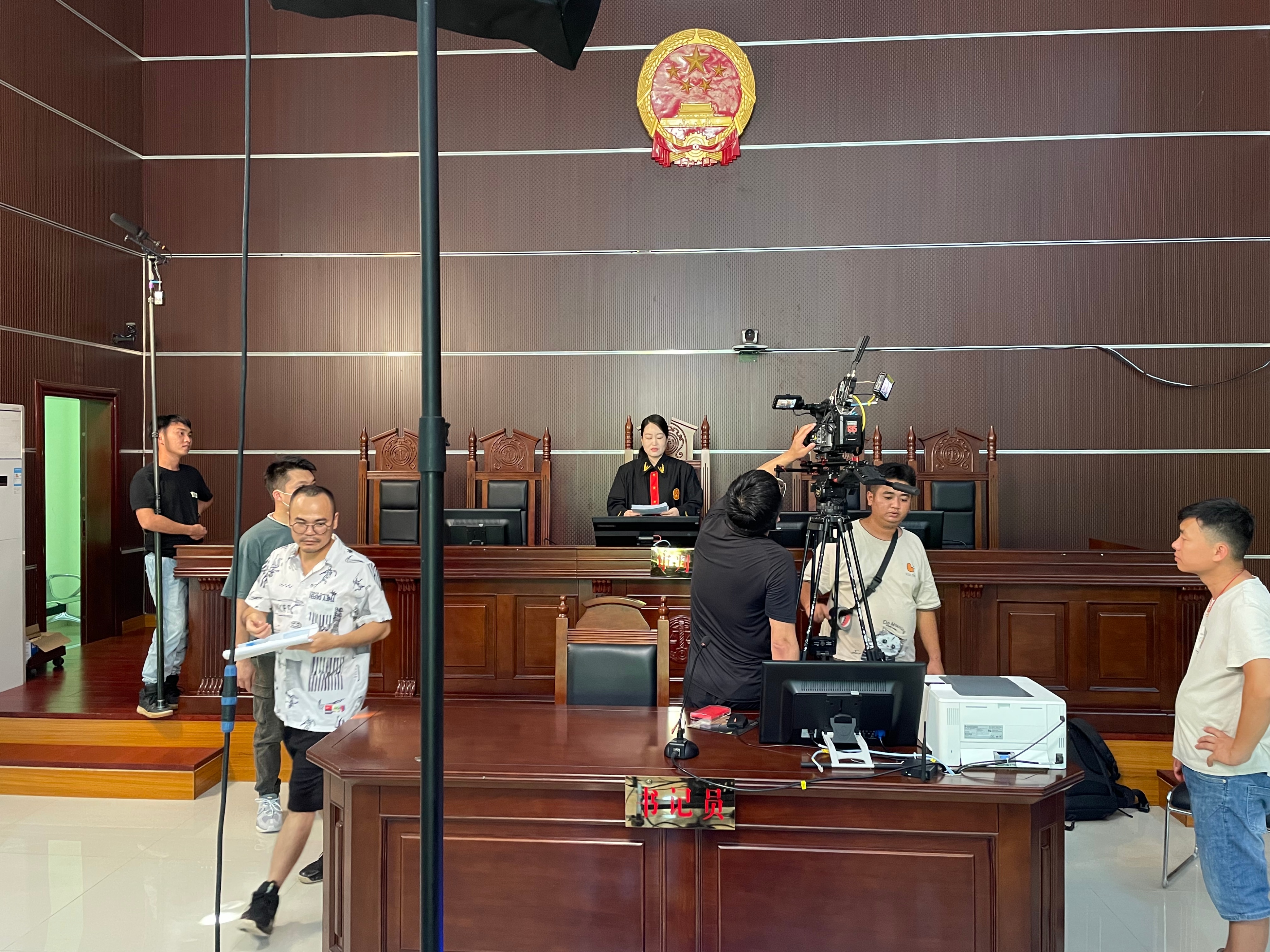 五指山市人民法院普法微电影《解套》高清剧照释出，首部“套代购”题材影片引爆期待值