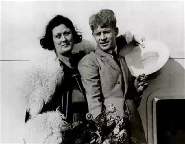 19岁爱上叶赛宁却只被他当情人，10年后，叶赛宁自杀，她坟前殉情