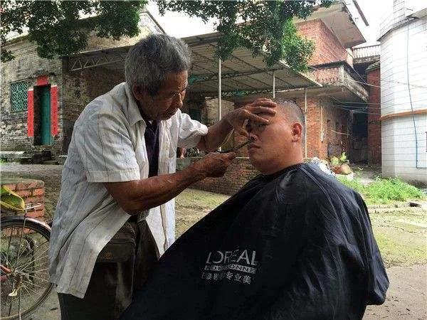 “荣军”剃头匠朱从贵