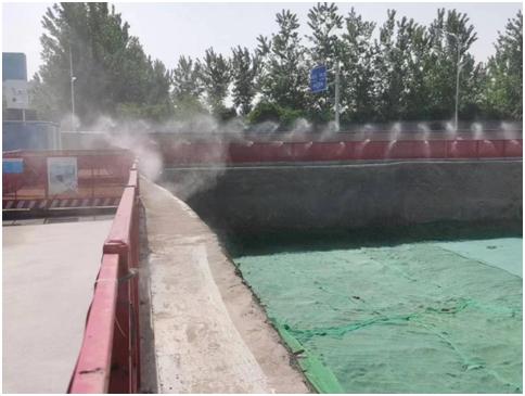 降尘新标杆智启“西安蓝”——白桦林天成作为扬尘治理模范工地接受同行观摩学习