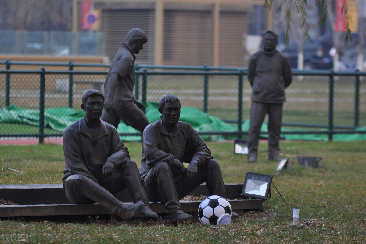 男子看国足比赛砸碎电视,男子看球赛输了砸电视
