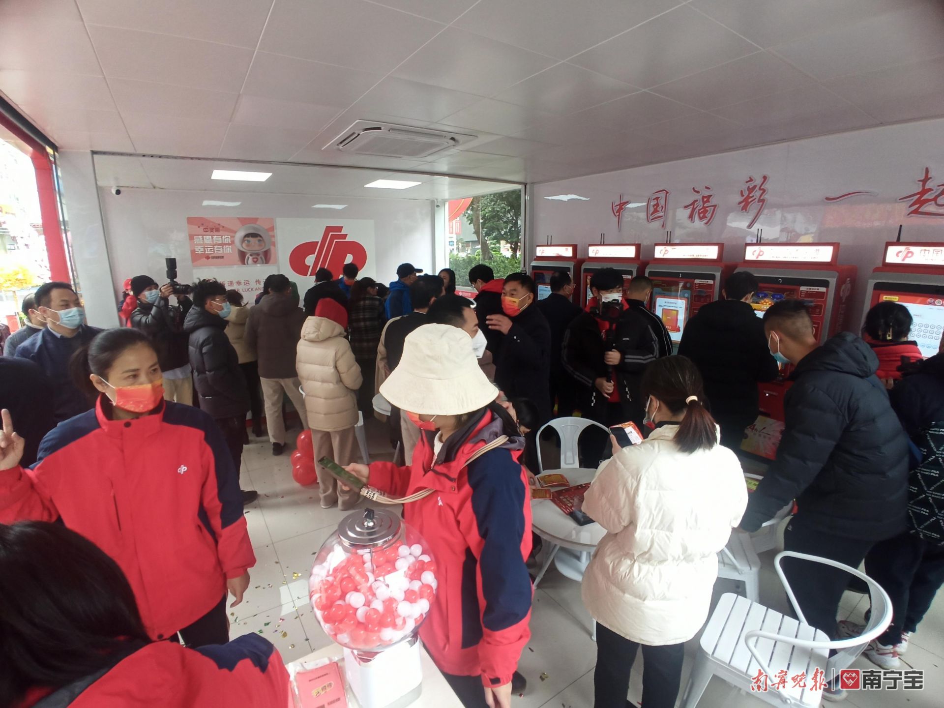 老友记买彩票中大奖,老友记六人买彩票