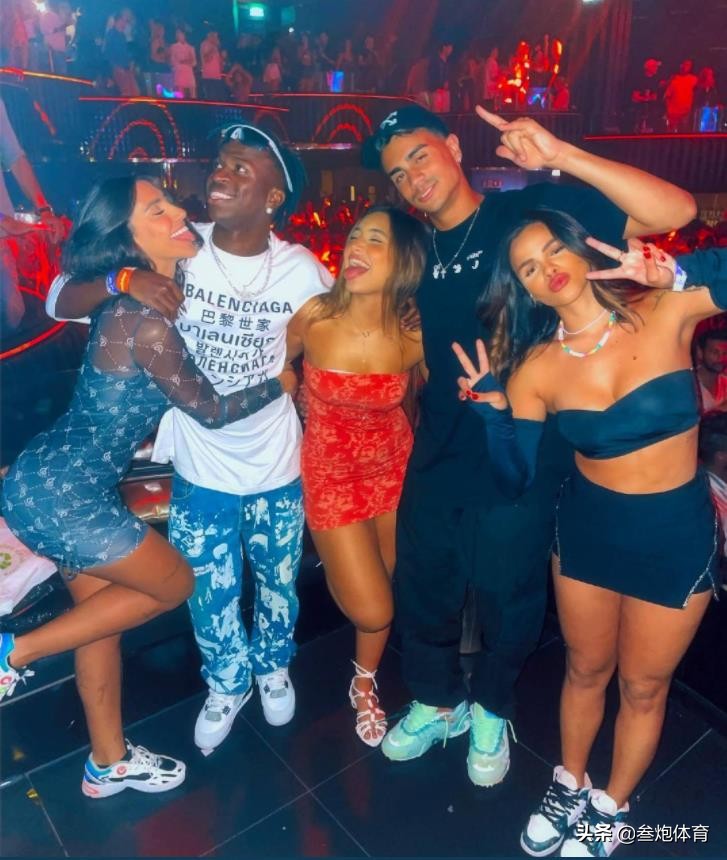 新发型亮相!维尼修斯带3美女泡吧,皇马天王要抢内马尔10号球衣