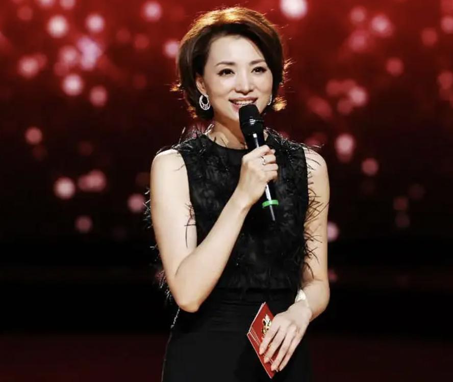 任鲁豫的伤情令人揪心！5位主持人意外摔倒后，展现出敬业和情商