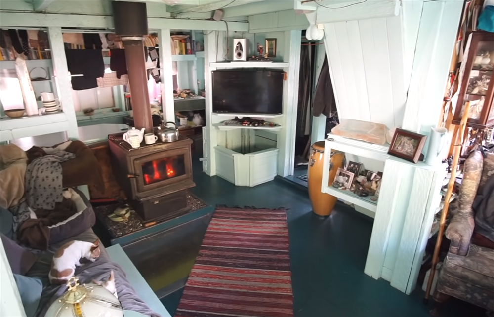 夫妻二人买下海岛过起隐居的生活,夫妻隐居小岛与世隔绝