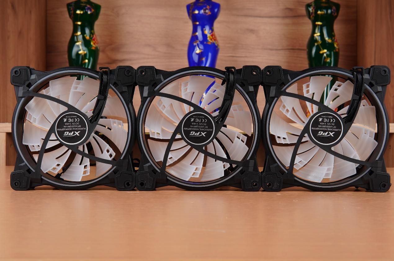 可以装多个硬盘的主机箱,带可插拔硬盘盒的主机