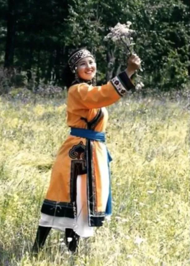 五十六个民族的风俗和服饰,五十六个民族代表服饰图片