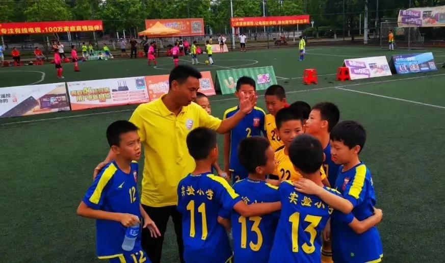 自创足球项目！影响更多孩子爱上足球！看看这位体育老师有多牛？