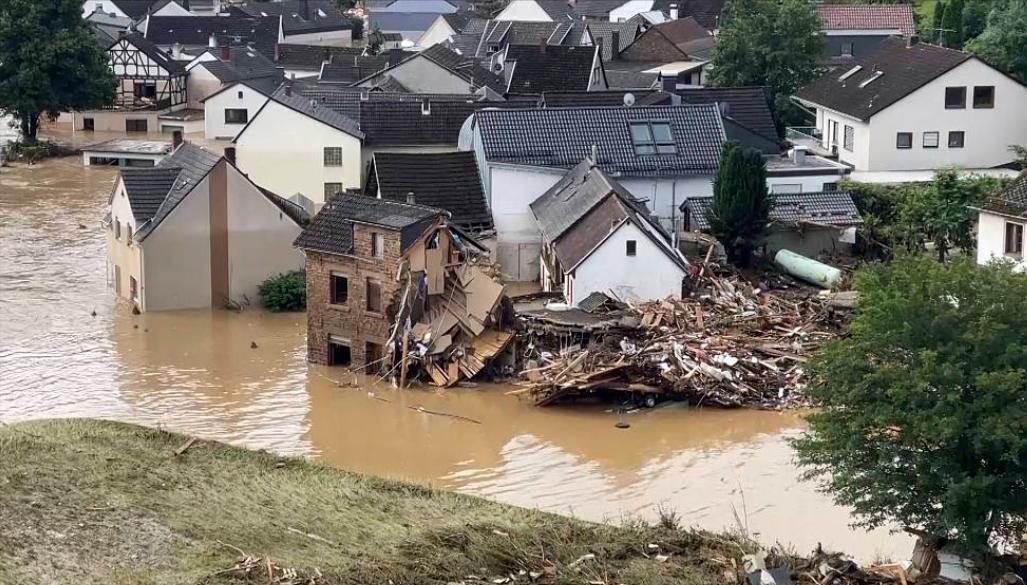 老人生日宴上儿女听完立刻报警,91岁的老人忽然说胡话