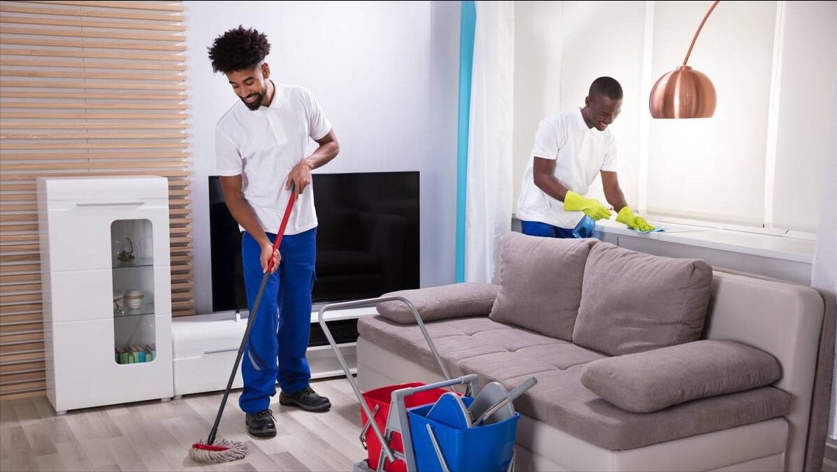 富婆花钱雇的男保姆,花5000雇男保姆对比女保姆