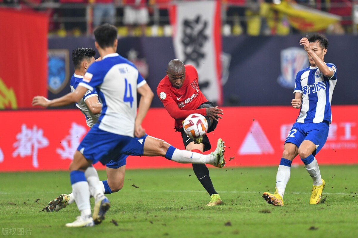 马宁判罚经典瞬间中超,犯难了