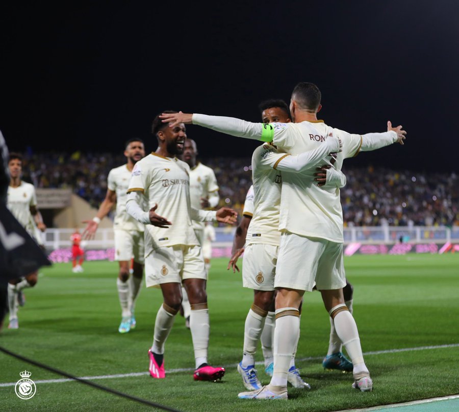 沙特c罗超级滞空头球,c罗戴帽利雅得胜利5-0迎联赛首胜