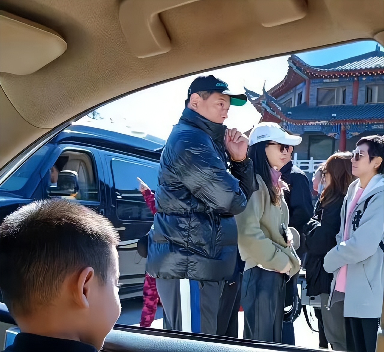 杨颖带儿子去三亚旅行,杨颖带娃去参加公益活动