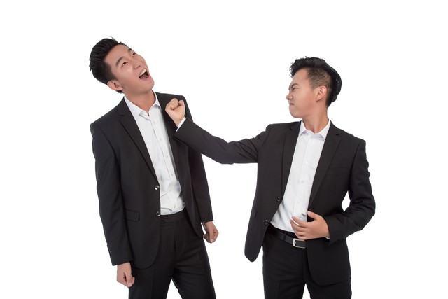 小伙买彩票中奖手舞足蹈原视频,小伙彩票中奖买西装