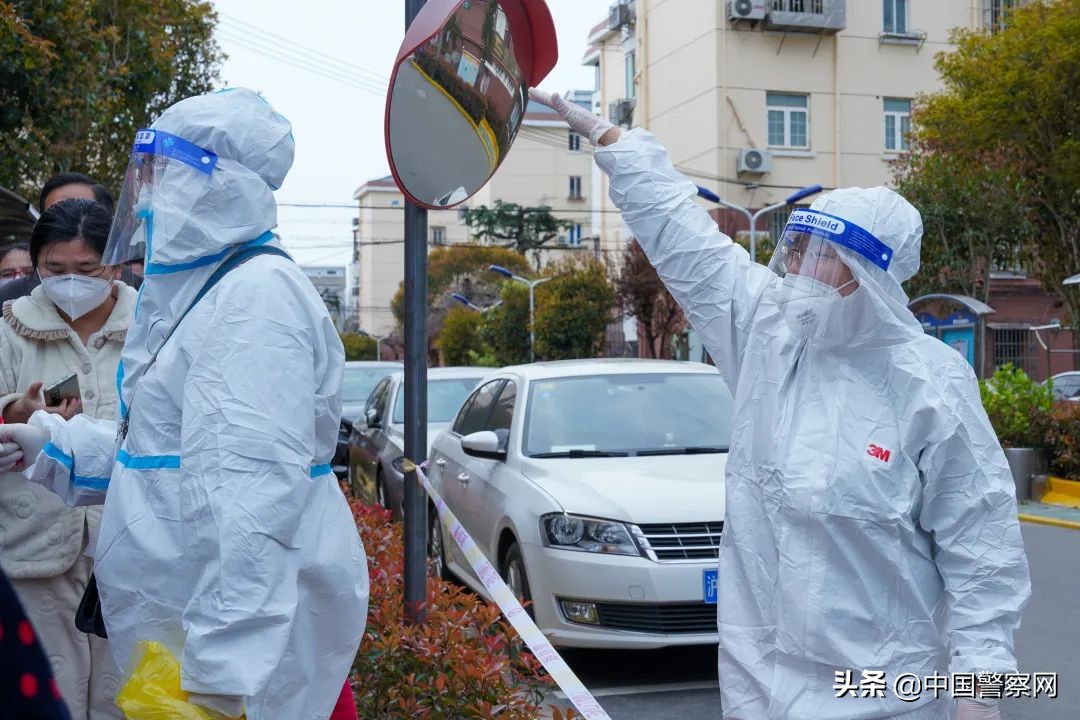 【疫情当前警察不退】上海600多支公安“社区帮困先锋队”活跃在全市抗疫一线关爱特困人群彰显“公安温度”
