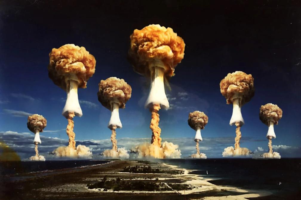 平叛之后普京现身，黑手提箱紧随左右，这才是美国不敢动的原因