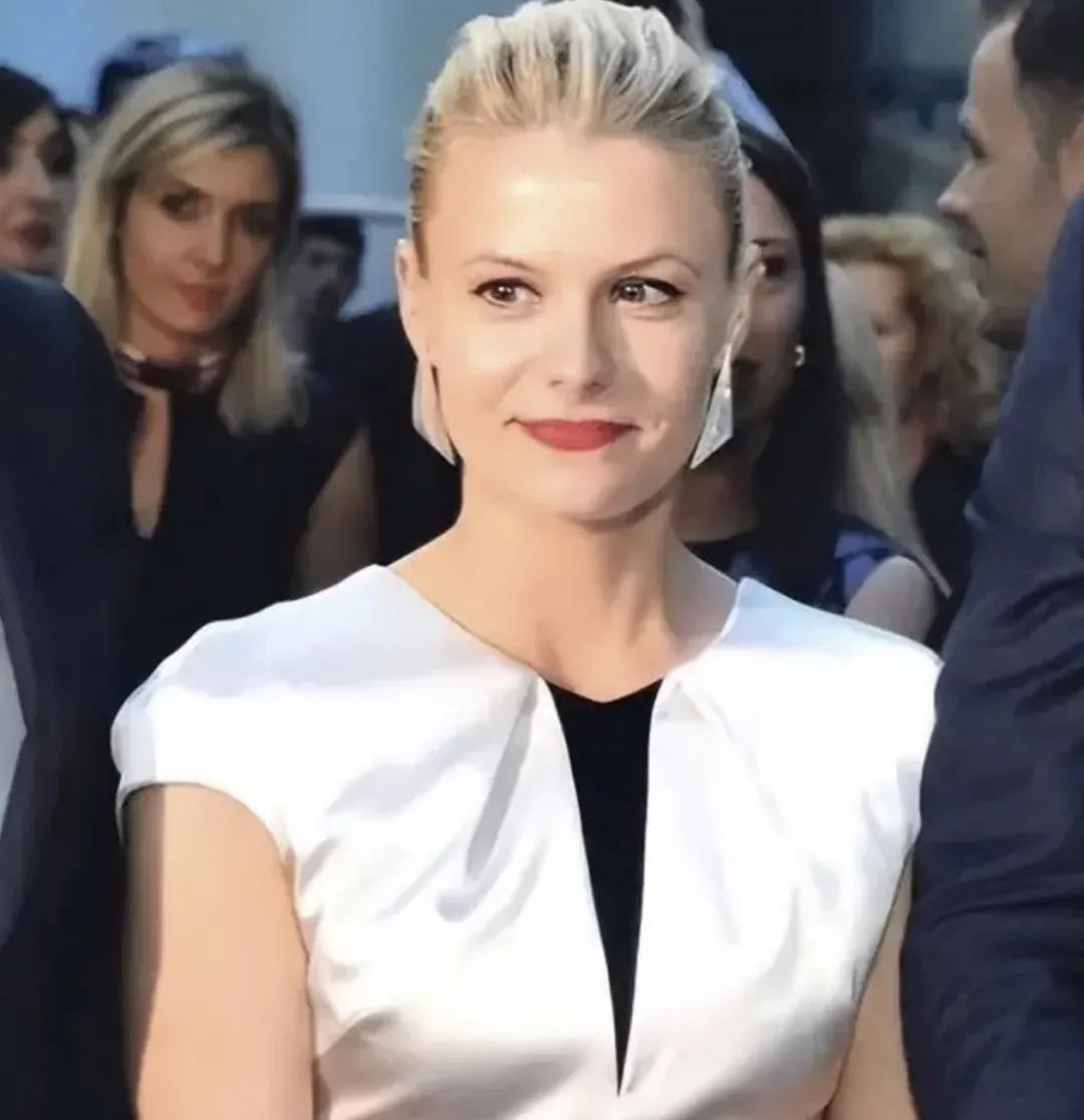 塞尔维亚女总理，比男人还帅气，和同性太太秀恩爱，靠试管生儿子