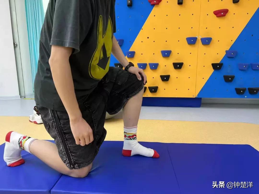 脚踝扭伤平躺不疼脚一放下来就疼,踝关节扭伤半个月还没完全好